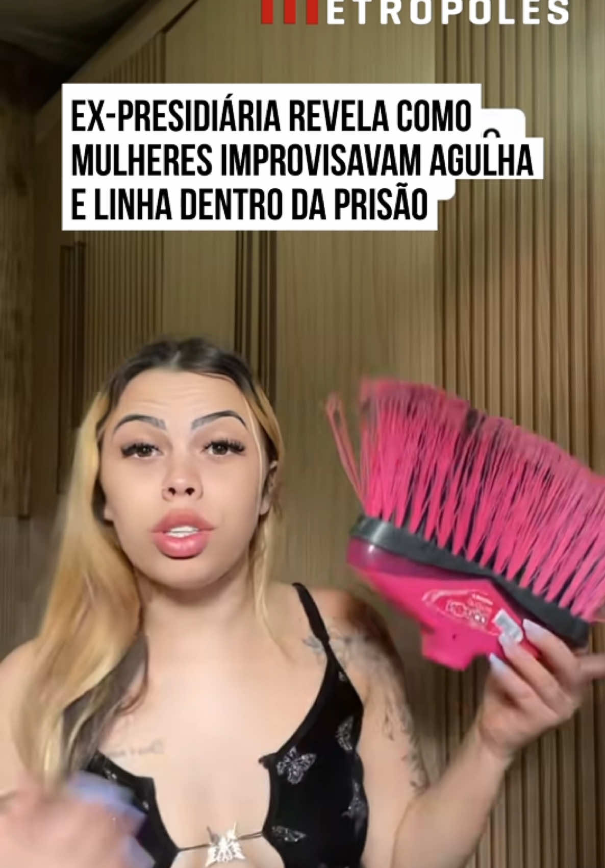 🪡 CRIATIVIDADE  Brenda Heloisa, que já passou pelo sistema prisional, compartilhou uma #curiosidade que aprendeu durante o período em que esteve presa e mostrou como, segundo seu relato, as #mulheres improvisavam materiais para costurar. No vídeo, Brenda reproduz o processo utilizando uma das cerdas rígidas de uma vassoura. Após higienizar o material, ela prepara a ponta até transformá-la em uma espécie de agulha improvisada. Ela conta ainda que a linha também era feita de forma improvisada, utilizando fios retirados dos cobertores disponíveis no presídio. A demonstração chamou atenção por revelar uma das soluções encontradas pelas detentas diante da falta de materiais disponíveis no ambiente prisional. #Metrópoles 🤳 brendaheloiisaa (ig)  | @myhoodbr