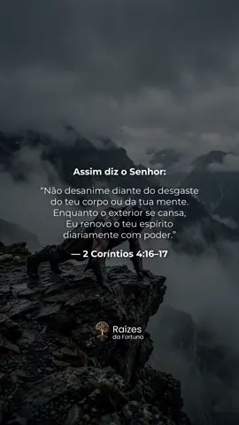 Nem todo cansaço aparece por fora. Às vezes, o corpo continua de pé, mas a mente está pesada. A rotina segue, as responsabilidades continuam, mas por dentro existe um desgaste que só Deus conhece. 2 Coríntios 4:16–17 nos lembra que, mesmo quando o exterior se enfraquece, o interior pode ser renovado diariamente pelo Senhor. Isso não significa que a caminhada será sempre leve. Significa que existe uma força que não vem apenas do descanso físico, nem da motivação humana, mas da presença de Deus sustentando o espírito no meio do processo. Há dias em que você pode se sentir cansado, pressionado e sem respostas. Mas Deus continua renovando aquilo que o mundo não consegue ver. No fim, não desanime diante do desgaste. O corpo pode sentir o peso da jornada, a mente pode se cansar das batalhas, mas o espírito fortalecido por Deus encontra poder para continuar mais um dia. 2 Coríntios 4:16, 2 Coríntios 4:17, renovação espiritual, fé em Deus, força espiritual, cansaço mental, vida com Deus, presença de Deus, superação, confiança em Deus #fé #gratidao #reflexaododia 