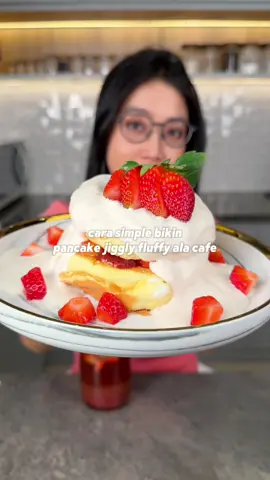 Cara simple bikin souffle pancake ala cafe. Soal strawberry dan segala olaharannya dahlah @Lafresa_id juaranya🎉 soalnya dia punya kebun sendiri di Lembang