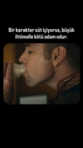 Süt, sinemada masumiyetin ve çocukluğun sembolü olarak görülür. İşte tam da bu yüzden birçok yönetmen, kötü karakterlere özellikle süt içirir. Masum görünen bir davranışla acımasız bir karakteri yan yana getirerek izleyicide bilinçsiz bir rahatsızlık hissi oluştururlar. Bu detay, karakterin empati eksikliğini, duygusal kopukluğunu ya da psikolojik dengesizliğini kelime kullanmadan anlatmanın en etkili yollarından biridir. Bir dahaki sefere bir kötü karakterin elinde süt görürsen, bunun büyük ihtimalle bilinçli bir yönetmen tercihi olduğunu hatırla.