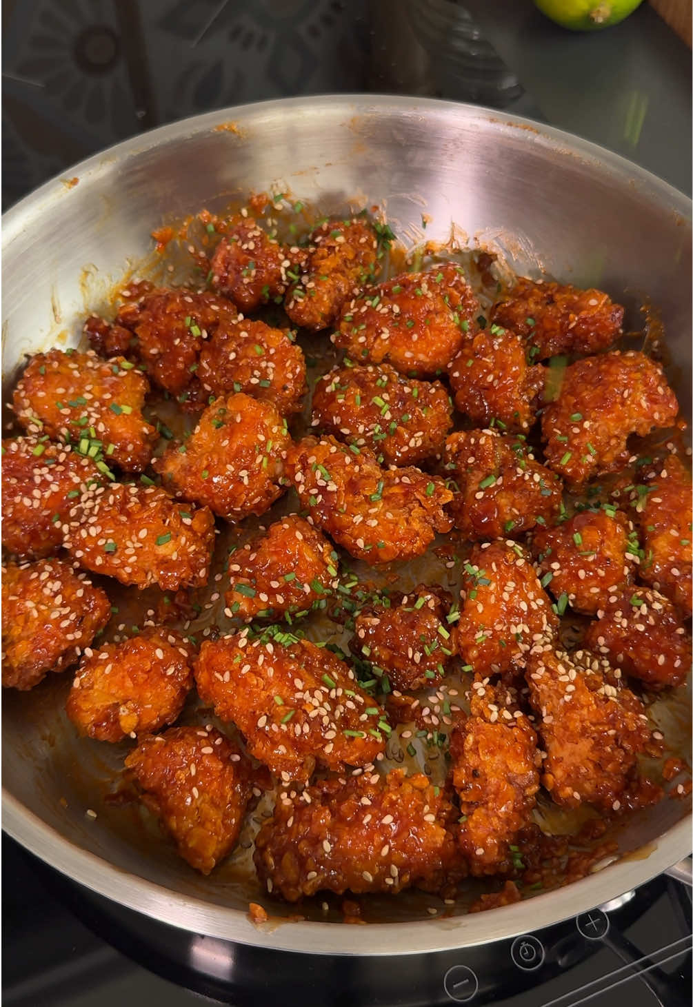 Crispy Honey Soy Chicken 🍗✨ Chicken breast – 400 g Egg – 1 Cornstarch – 1 tbsp Cornflakes – 150 g Paprika – 1 tsp Garlic powder – 1 tsp Ground ginger – 1/2 tsp Chili flakes – 1/2 tsp Salt & black pepper Sauce: Soy sauce – 2 tbsp Honey – 2 tbsp Ketchup – 2 tbsp Rice vinegar – 1 tbsp Garlic – 2 cloves Chili flakes – 1/2 tsp Butter – 10 g For serving: Sesame seeds Green onion Marinate the chicken with the spices, then add the cornstarch followed by the egg. Coat each piece in crushed cornflakes. Fry in hot vegetable oil for about 5 minutes in two batches. Don’t overcrowd the pan. Transfer to a paper towel to remove excess oil. Mix all the sauce ingredients and pour them into a pan. Add the butter, then toss in the crispy chicken until evenly coated. Finish with sesame seeds and green onion. Pollo Crujiente con Miel y Soja 🍗✨ Pechuga de pollo – 400 g Huevo – 1 Maicena – 1 cucharada Copos de maíz – 150 g Pimentón – 1 cucharadita Ajo en polvo – 1 cucharadita Jengibre molido – 1/2 cucharadita Chile en hojuelas – 1/2 cucharadita Sal y pimienta Salsa: Salsa de soja – 2 cucharadas Miel – 2 cucharadas Kétchup – 2 cucharadas Vinagre de arroz – 1 cucharada Ajo – 2 dientes Chile en hojuelas – 1/2 cucharadita Mantequilla – 10 g Para servir: Sésamo Cebolleta Marina el pollo con las especias, añade la maicena y después el huevo. Reboza cada trozo en copos de maíz triturados. Fríe en aceite vegetal caliente durante unos 5 minutos en dos tandas. No pongas todo el pollo de una vez. Déjalo sobre papel de cocina para retirar el exceso de aceite. Mezcla todos los ingredientes de la salsa y viértelos en una sartén. Añade la mantequilla y después incorpora el pollo. Mezcla bien y termina con sésamo y cebolleta. #crispychicken #chickenrecipe #easydinner #comfortfood #FoodLover 