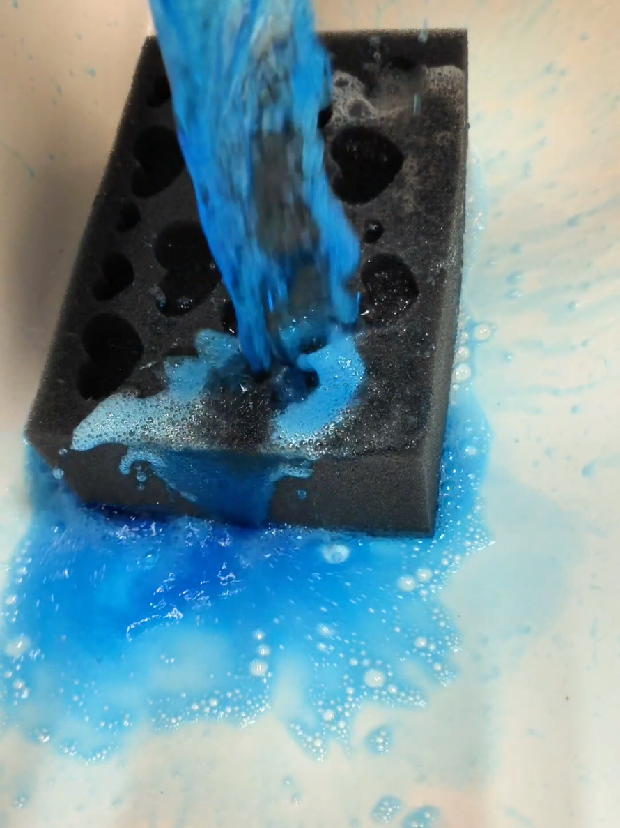 🌊🧽 Bringing the blue of the sea straight to my new epoxy sponge 💙✨ A little piece of the ocean in today’s squeeze 🌊🫧 #CleanTok #sponges #asmr #spongesqueezes #spongeasmr 