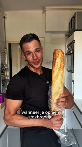 312 calorieën en 19 gram eiwit  - 1/3 stokbrood  - 80 gram gehakt  - peper en zout  - knoflookpoeder  - basilicum kruiden - 1/3 paprika  - 1/8 courgette  - verse tomatensaus  - handje parmezaanse kaas - verse oregano 