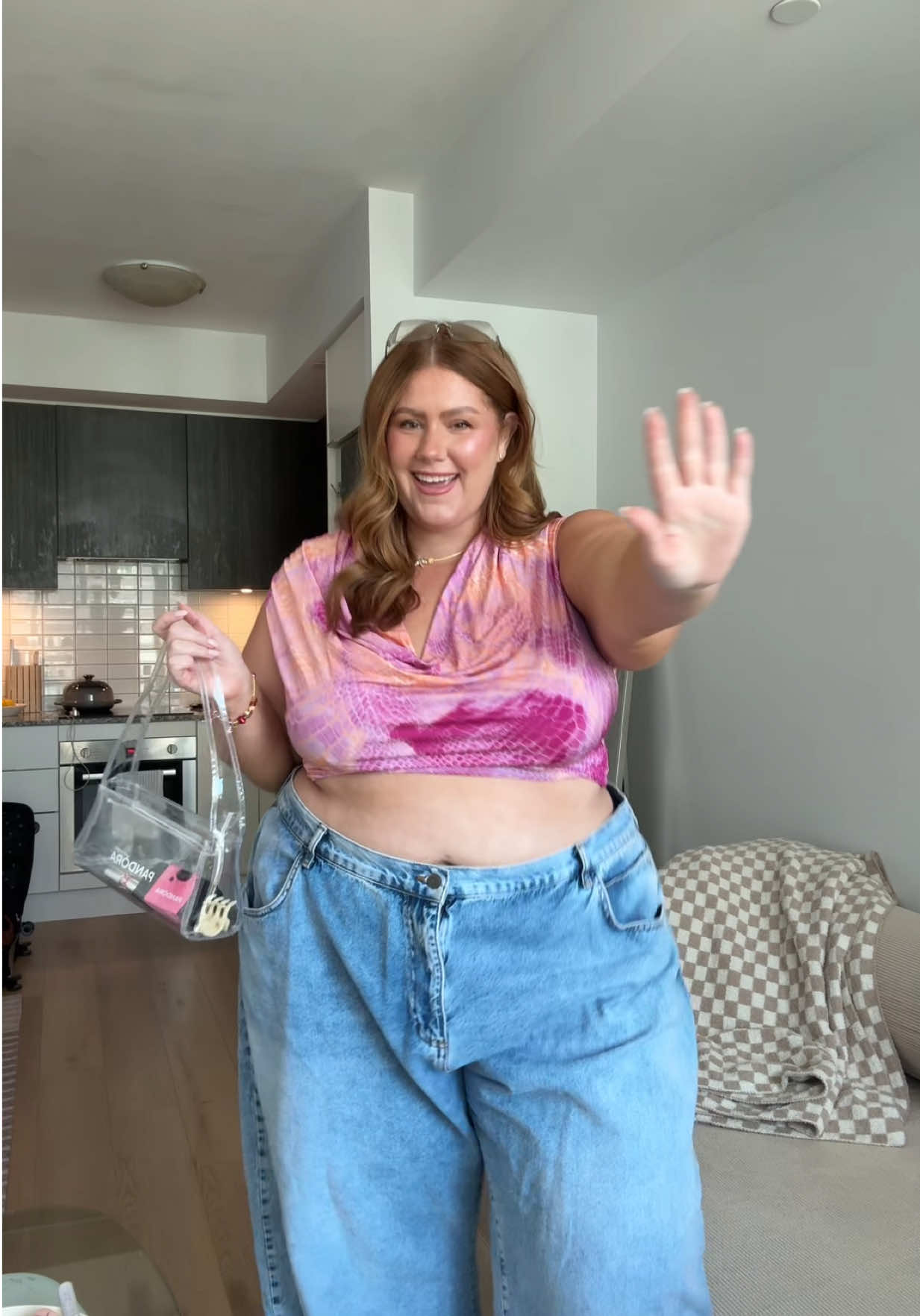 A millenial in her element!! WHAT DREAMS ARE MADE OF🎤💖 @hilaryduff #hilaryduff  #concertoutfit #luckymetour #plussizeoutfit 
