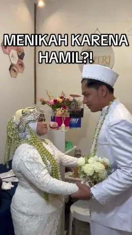 Emang Ayu keliatan hamil?
