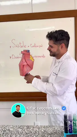 CORAZÓN AUTÓMATA GIGANTE ❤️🫀 ¡Transformé el estudio del sistema cardiovascular en una experiencia mucho más visual e interactiva! Creé un Corazón Autómata Gigante de papel para utilizar con mis alumnos y demostrar, de forma práctica, los movimientos que realiza el corazón durante la sístole y la diástole. El mecanismo permite visualizar la contracción y relajación del corazón, facilitando la comprensión del funcionamiento cardíaco y haciendo que las clases de Ciencias y Biología sean mucho más interesantes. ¡Un recurso increíble para utilizar en el aula, proyectos y ferias de Ciencias! 📄 Accede a este recurso en nuestro sitio web. ¡Enlace de los PDFs en la bio! #corazón #sistemacardiovascular #biología #ciencias #profesores 
