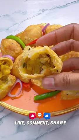 এক কামড় দিলেই বুঝবেন—এটা হোটেলের কলিজা সিঙ্গারা নাকি বাসার! 😍🔥 এত খাস্তা ও মচমচে যে থামতেই পারবেন না! আপনিও কি বাসায় এমন কলিজা সিঙ্গারা বানাবেন? 👀 #কলিজাসিঙ্গারা #FoodTokBD #সিঙ্গারা #BangladeshFood