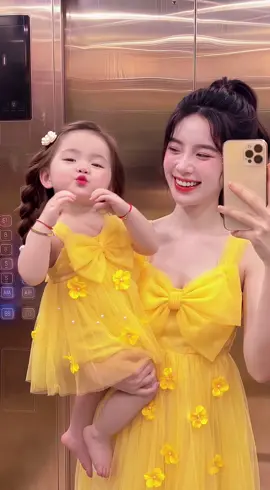 Váy vàng công chúa cho bé xinh rực rỡ như ánh nắng 💛 Nơ lớn nổi bật phối lớp voan bồng bềnh, điểm hoa nhỏ siêu đáng yêu. Diện đi tiệc hay chụp hình đều xinh hết nấc ✨ #vaybegai #vaycongchuabegai #vayvobegai #vayditiecbegai #damcongchua 