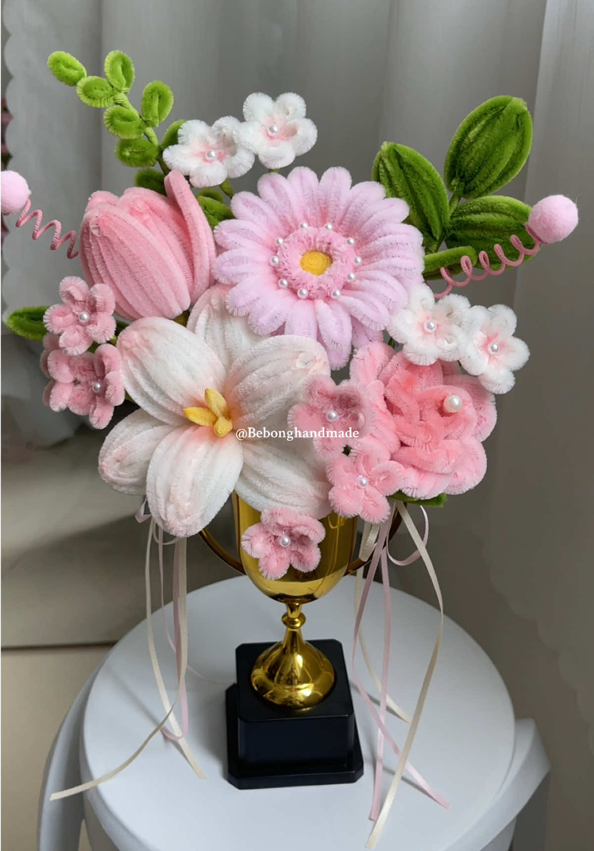 Mở màn BST Cúp Hoa bằng một em tone hồng siêu iu 🎀🌷 BST sẽ được shop lên mẫu dần dần nha . Các bác muốn shop lên tiếp màu gì thì cmt nhaaa 🫶🏻 #bebonghandmade #hoatotnghiep #hoasinhnhat #kemnhung #hoakyyeu 