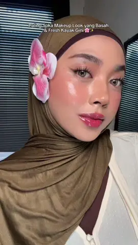 Paling gak bisa nolak kalo disuruh bikin look yang basah-basah fresh kayak gini 🫣✨ #summermakeup #beach #makeuptutorial 