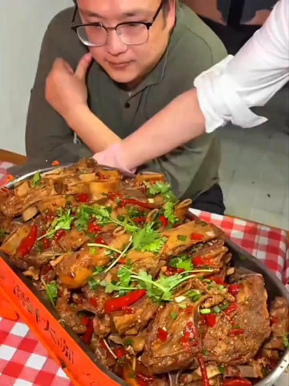 谁懂这种大口吃肉的快乐啊！Nothing beats the bliss of devouring meat!（美虾说）#wuhan #deliciousfood #meatlover