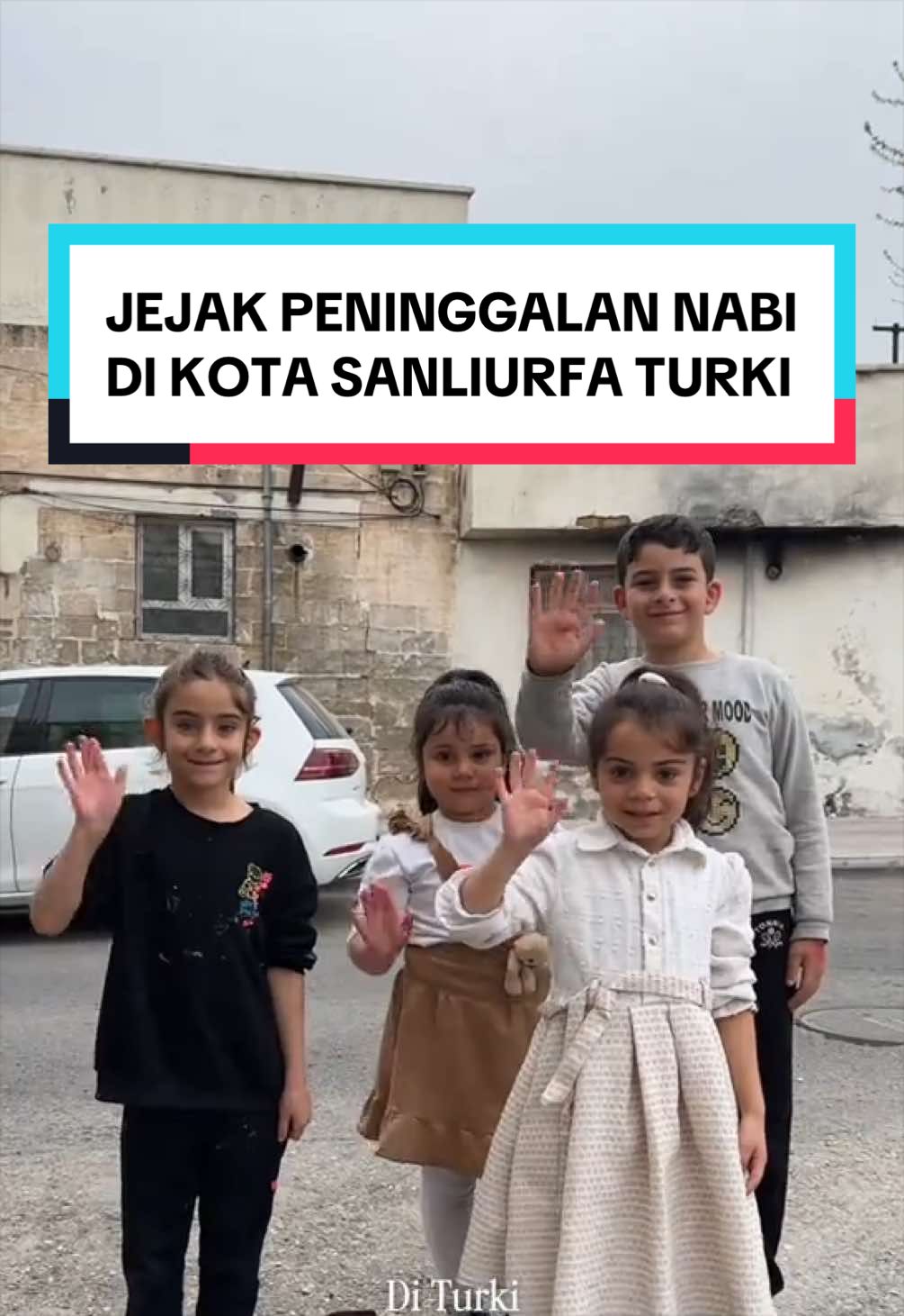 🏙️Kota Sanliurfa Tahukah kamu? Ada satu kota di Turki yang dijuluki sebagai Kota Para Nabi.” Itulah Şanlıurfa, sebuah kota yang menyimpan banyak jejak sejarah dan tradisi yang dikaitkan dengan para Nabi. Kota ini terletak di tenggara Turki dekat perbatasan dengan Suriah. Berjalan di Kota Şanlıurfa terasa seperti membuka lembar demi lembar sejarah. Setiap sudutnya menyimpan cerita yang telah diwariskan selama berabad-abad, menjadikan kota ini salah satu destinasi religi dan sejarah paling istimewa di Turki. 📲Follow @denkehimmel_journal untuk konten travelling dan video perjalanan yang selanjutnya.