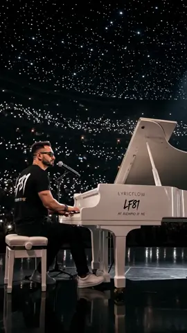 Ci sono amori che sembrano scritti nel destino. E altri così folli da sembrare impossibili. ✨ Ma quando il cuore sceglie… che importa sapere la differenza? DESTINO O FOLLIA — PIANO LIVE 🎹❤️ Una voce. Un pianoforte. Migliaia di luci. E tutto il resto scompare. #destinoofollia  #lyricflow81 #pianolive  #MusicaItaliana  #LiveMusic  @RTL102.5 