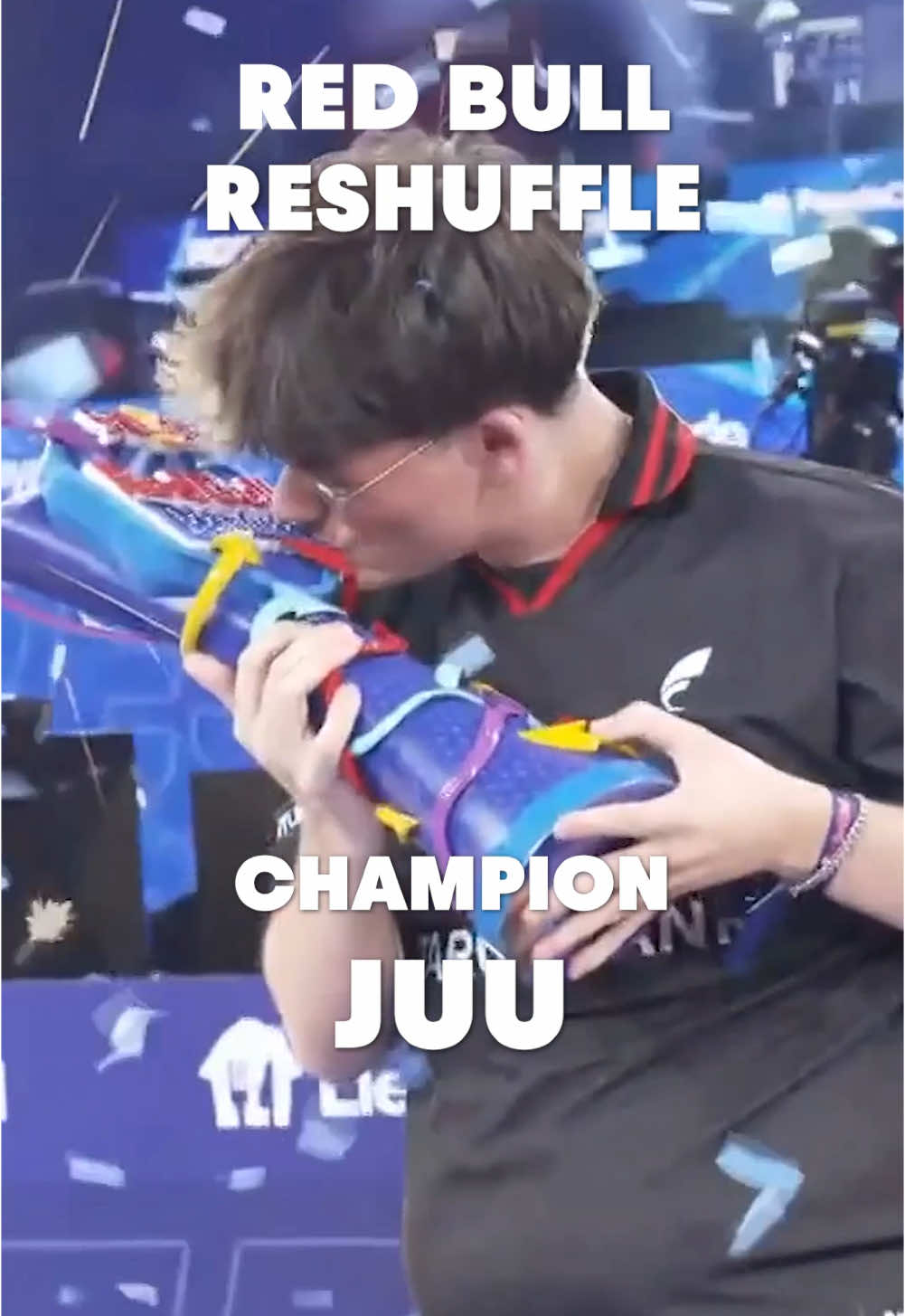 40 Pros aber nur 1ner konnte gewinnen…. Unser Red Bull Reshuffle Champion FOKUS Juu @FOKUS Juu 🏆 Er konnte sich bei der Fortnite LAN in Österreich am Ende durchsetzen und ist der ultimative Teammate. #redbull #fortnite #gaming