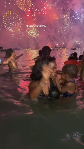 POV: tu assiste au festival d’art pyrotechnique de Cannes. De toute façon j’adore les feux d’artifice et j’adore l’eau. Alors les 2 combinés quel régal ☺️❤️#cannes #spectaclepyrotechnique 