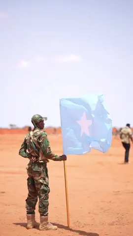 Madaxweyne Xasan Sheekh iyo Geesiyaasha Ciidanka Xoogga ee Dugsiga Xananbuure 