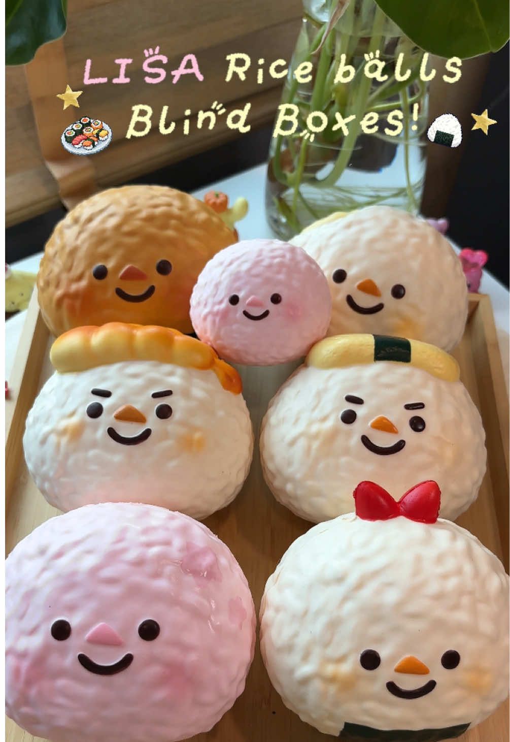 Lisa Onigiri Blind Boxes! 🍙 มาแล้วค้าบบ ดองจนข้าวปั้นจะบูดแล้ว 555 กล่องจุ่มตรงตีมวันหวยออก สนุกมากเวลาได้ทำวิดีโอเปิดกล่องจุ่ม น้องเป็นเซ็ตข้าวปั้นกล่องจุ่ม 6 ชิ้นมีแถมข้าวปั้นจิ๋วมาด้วย น่าร้ากกก 🥹  เนื้อ: 10/10! ชอบมาก เปียก เละ หนึบ บีบสนุกมาก เนื้อจะคล้าย ๆ กันหมดเลยค่ะ  กลิ่น: 9/10 นี่ว่าหอมทุกกลิ่นเลยค่ะ กลิ่นเค้าจะตามแบบน้องเลย ถ้าตามจมูกที่พอแยกออก 😆 จะมีทั้งกลิ่นสตอเบอร์รี่, ข้าว, วนิลาแล้วก็บราวชูก้าค่ะ  เป็นคอลที่เห็นรีโปรมาเรื่อย ๆ เลยน้องน่าจะฮิตจริง ไปตามเก็บกันได้น้า 💖🫶🏻 #squishycollection #スクイーズ #สกุชชี่ #squishy #blindbox 