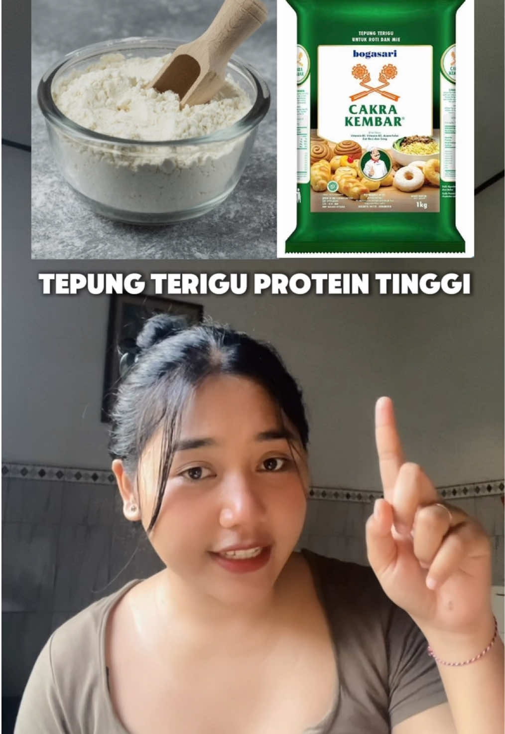 Belajar tentang jenis-jenis Tepung Terigu yuk!!! Tepung terigu biasanya dibedakan berdasarkan kadar proteinnya: 1) Tepung terigu protein rendah Umumnya mengandung sekitar 8–10% protein. Karena pembentukan glutennya lebih rendah, tepung ini cocok untuk menghasilkan tekstur yang renyah, tidak elastis, mudah rapuh dan ringan.  2) Tepung terigu protein sedang Umumnya sekitar 10–12% protein. Kadar glutennya berada di tengah, sehingga sifatnya lebih serbaguna dan bisa digunakan untuk berbagai jenis olahan makanan.  3) Tepung terigu protein tinggi Umumnya sekitar 12–14% protein atau lebih, tergantung produknya. Kandungan proteinnya yang lebih tinggi membantu membentuk gluten lebih kuat, sehingga cocok untuk produk yang membutuhkan struktur dan elastisitas. Jadi, semakin tinggi kadar protein, umumnya semakin kuat gluten yang terbentuk. Tapi penggunaan tepung juga bisa berbeda tergantung resep, teknik, dan hasil yang ingin didapat. Jadi nggak selalu harus terpaku pada satu jenis tepung ya. 😊 Yang aku sebutkan di video ini baru beberapa contoh makanan dari masing-masing jenis tepung. Kalau ada yang belum aku sebutkan, boleh tambahkan di kolom komentar. 👇 #tepungterigu #kuliner #gurusmk 