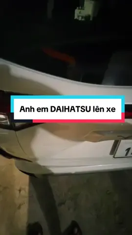 VELOZ gập hàng ghế cuối lên chở đồ thì được nhiều thật, mà chở anh em để off team thì không đủ, vì anh em VELOZ nói riêng, anh em DAIHATSU nói chung quá đông, haha. Lên nào anh em ơi, có nhiêu chơi nhiêu #ridewithtien #veloz #raize #yaris #wigo
