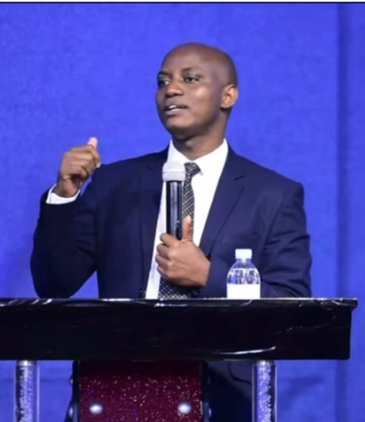 Kimwe mu byo Ijambo ry’Imana rikora harimo no kutwigisha gukiranuka ku gato no ku kanini, “kugira ngo umuntu w’Imana abe ashyitse afite ibimukwiriye byose ngo akore imirimo myiza yose.” (‭‭2 Timoteyo‬ ‭3‬:‭17‬) #ubutumwabukiza #agakizatv