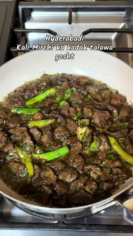 Hyderabadi Kali Mirchi Ka kadak Talawa Gosht 🥘 Ingredients: ½ kg mutton, salt, ½ tsp turmeric, 1½ tbsp ginger-garlic paste, 5 tbsp oil, 1½ tsp black pepper powder, 3–4 slit green chilies, 1 tsp garam masala, lemon juice, cilantro. Method: Pressure cook mutton with salt, turmeric & ginger-garlic paste until 90% done. Heat oil in a pan, add cooked mutton and fry for a few minutes. Add black pepper, green chilies & garam masala; fry well. Finish with lemon juice and cilantro. Serve hot with Hyderabadi khatti dal & rice! 🍚 . . #hyderabadifood #talawagosht #muttonfry #beeffry #viral 