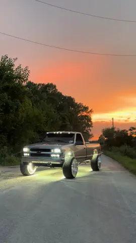 Sunset always be hitting on this color 🌅 #fyp #trucksoftiktok #obs #26x14 #sunset 
