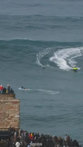 Qual tamanho desta onda surfada na Nazaré ?  #gigantesdenazare #gigantesdenazaré #gigantesdenazarenotiktok 
