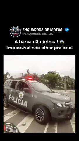 🔥 As ruas do Brasil nunca dormem e a adrenalina de quem vive sobre duas rodas é constante 🏍️💨 Entre o ronco do motor, o giro da chave e o reflexo do giroflex, existe uma rotina que prende a atenção de todo mundo 🚨👀 Quem nunca parou tudo para assistir àquela perseguição intensa, o famoso enquadro na curva ou o desfecho de quem tentou dar fuga e acabou pegando a visão? A tensão de uma abordagem policial, a sirene cortando o trânsito, a correria e a adrenalina de quem acompanha tudo fazem parte do cenário urbano do nosso país 🚔⚡ Cenas que geram debate, adrenalina pura, policiais na missão e o cotidiano de quem curte acompanhar cada detalhe pelas redes sociais 📱🔥 Ver uma cena dessas na tela faz a gente prender a respiração, seja pela manobra arriscada, pela tensão do momento ou pelo desfecho inesperado 🎬🎯 Relembrar esses momentos é reviver aquela adrenalina de quem curte o mundo das motos e quer ver de perto como a pista funciona de verdade 🛣️🔥 Agora queremos saber: qual enquadro ou fuga marcou o seu dia a dia? Qual abordagem você não esquece? Conte nos comentários e veja se mais alguém presenciou ou lembra dessa cena 💬👇 Siga @ENQUADRO.MOTOS para acompanhar os melhores enquadros, abordagens policiais, fugas e tudo o que rola no asfalto em tempo real. Aqui, cada vídeo é puro suspense! 🎥🔥