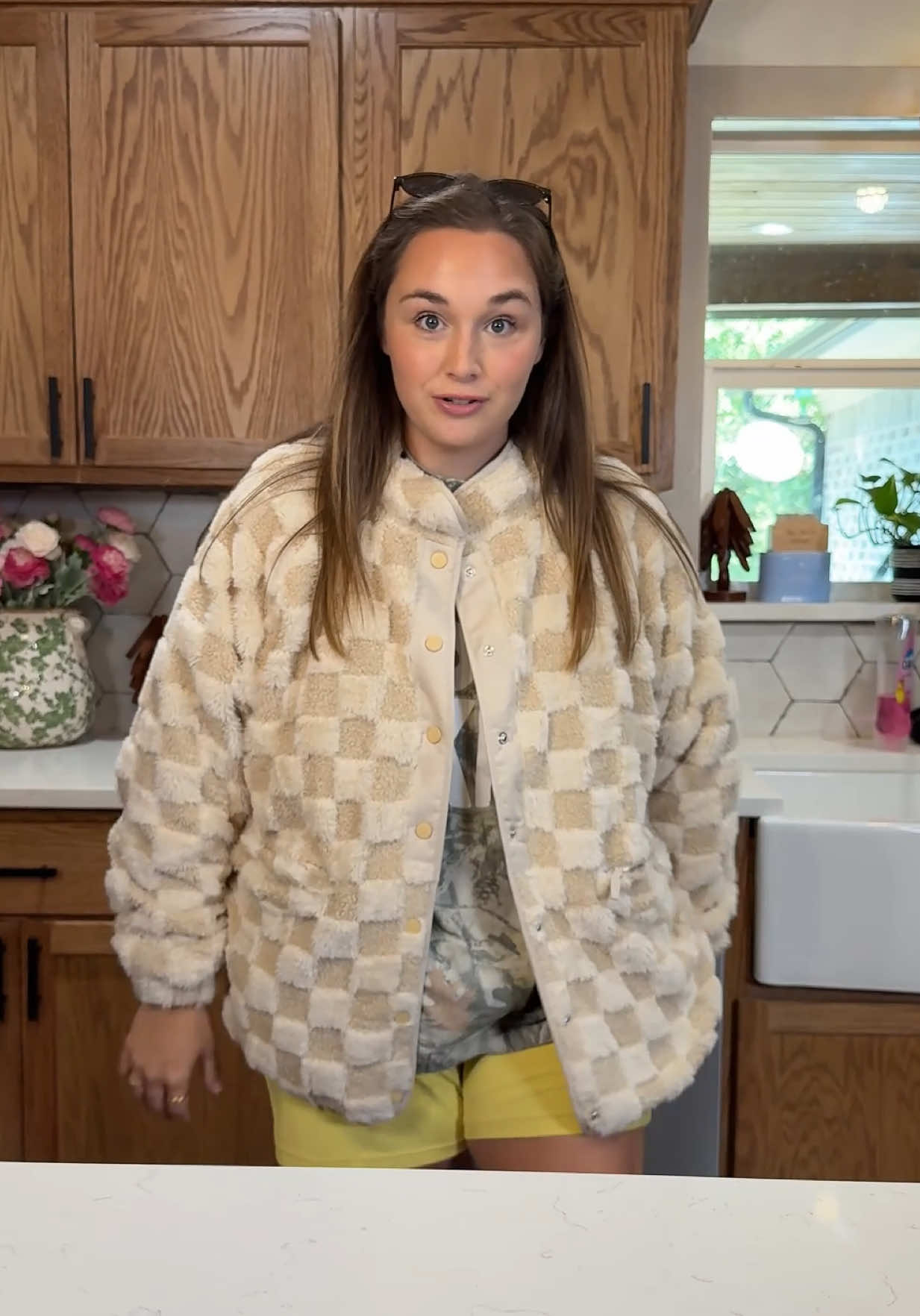 This sherpa checkered jacket has that cozy oversized look that instantly makes a simple fall outfit feel put together. 🍂 Perfect for layering as the weather cools down! #SherpaJacket #CheckeredJacket #FallJacket #FallOutfitIdeas #WomensFashion 