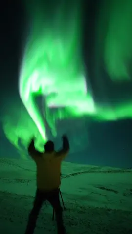 POV: you looked up… and the sky was alive. 💚✨ Some nights in Lapland don’t feel real. 🌌 Would you stand here at -20°C for this? #NorthernLights #AuroraBorealis #Lapland #Rovaniemi #Aurora