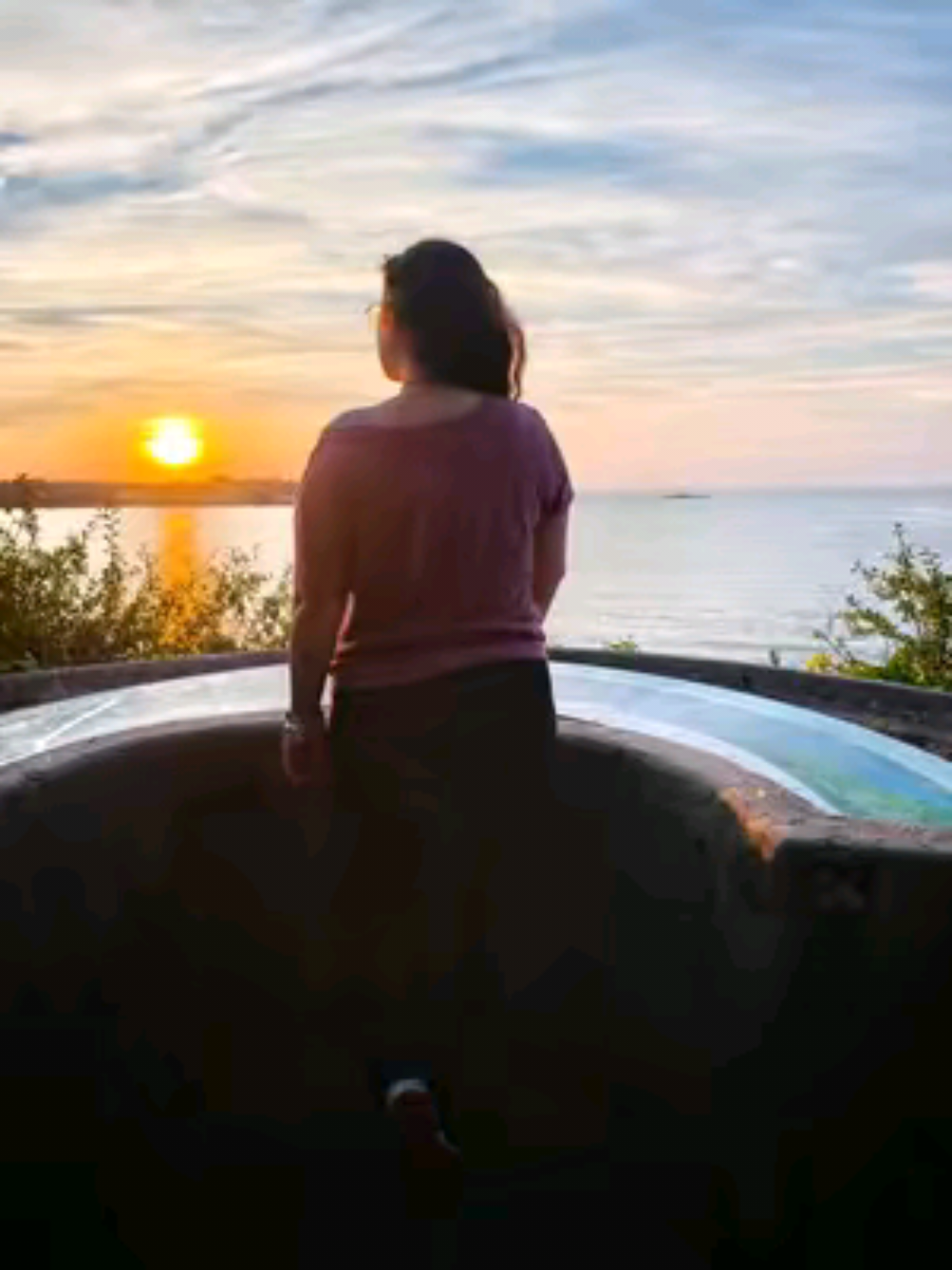 Un coucher de soleil c'est pas juste beau. Voilà 3 effets dont personne parle. Ton cerveau sur un écran, c'est un moteur qui tourne sans huile. Tu scrolles pour décompresser, mais ton cortisol grimpe à chaque swipe. Maintenant imagine : toi, face à l'horizon, la mer orange devant toi. En cinq minutes, ton cortisol chute de 25 %. Autant que vingt minutes de méditation guidée. Deuxième effet : les sons graves des vagues synchronisent tes ondes cérébrales sur un rythme de repos profond. Ton cerveau lâche sans que tu lui demandes. Et le troisième, celui qui claque le plus : ce frisson que tu ressens quand le ciel vire au rose, c'est ton cerveau qui libère de la dopamine ET de l'ocytocine en même temps. Le même cocktail qu'un câlin de trente secondes. Ce soir, coupe ton écran cinq minutes avant le coucher du soleil. Juste cinq. Et dis-moi demain si t'as pas dormi comme un gosse. #bretagne 
