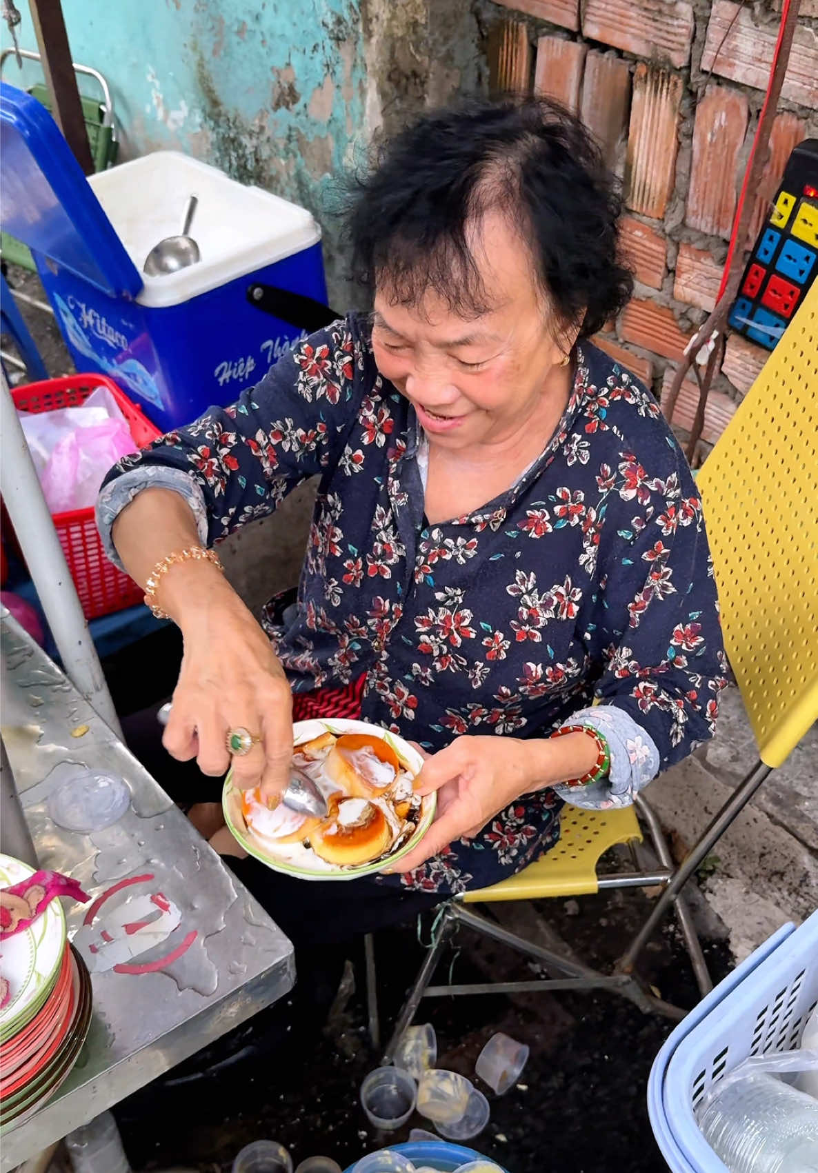 Hỏi đi hỏi lại cô vẫn nói 69k. Ai ăn của cô rồi cho t biết là cô tính đúng k z, chứ hoang mang quá sợ cô tính thiếu rồi cô bị lỗ tiền nữa huhu. Tổng cộng t kêu là 10 cái bánh flan, 2 rau câu. Tiền bánh flan 45k. Nếu 9k/cái thì phải là 90k mới đúng. Còn nếu 9k 2 cái thì đúng 45k rồi, vậy thì lại quá rẻ🥲 #thopea #ănngon #ănvặt #bánhflan #cốtdừa 