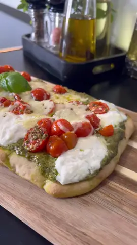 Selam canlar ❤️ Bu lezzeti mutlaka denemelisiniz 🤤 • 🍅Tarif: 1 adet pinsa ekmegi  190 gr pesto 250 gr domates 5-6 diş sarımsak  Zeytinyağ Tuz, kekik 2 adet burata Rendelenmiş kaşar peyniri  🍅yapılışı: Domates, sarımsak, zeytinyağ, tuz ve kekik karıştıralım. Fırında pişirelim. Pinsa ekmeğini fırına verip pişirelim. Sonra üzerine pestoyu sürelim. Burataları koyalım. Üzerine pişmiş domatesleri koyalım. Rendelenmiş kaşarı ekleyip fırında kaşar eriyene kadar pişirelim. Afiyet olsun 🥰 • • Hallo meine Lieben ❤️ Probiert dieses Rezept unbedingt aus 🤤 • 🍅Rezept: 1 Pinsa (Rewe) 250 gr Cherrytomaten  4-5 Stk Knoblauchzehe  Olivenöl  Salz, Oregano 190 gr Pesto 2 Burata Geriebene Käse  🍅Zubereitung: Tomaten, Knoblauch, Olivenöl, Salz und Oregano miteinander mischen. Im Ofen backen. Pinsa ebenfalls backen. Den Pinsa aus dem Ofen nehmen. Darauf die Pesto streichen. Burata drauf verteilen. Die gebackene Tomaten draufgeben. Geriebene Käse streuen. Kurz in den Ofen geben, bis die Käse schmilzt. Guten Appetit 🥰 • • #viral #viralvideos #fo #pinsa #yummy 