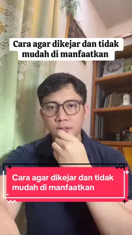 Cara agar dikejar dan tidak dimanfaatkan itu punya self-love yang tinggi, karena orang yang cerdas ketika bertemu orang yang cuek, tidak menghargai, atau acuh tak acuh, dia tidak akan terus meladeni atau mengejarnya. Tapi kalau self-love kamu rendah, kamu justru tetap meladeni, terus memberi perhatian, dan takut kehilangan, sehingga orang tersebut semakin merasa bisa memperlakukan kamu seenaknya. Ketika kamu tahu value dari diri kamu dan tidak mengejar maka dengan sendirinya orang yang tulus akan datang ke kamu dan kamu menyingkirkan orang yang tidak jelas. #selflove #datingadvice #Relationship #tipsinta 