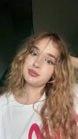 Че она недовольная вечно 