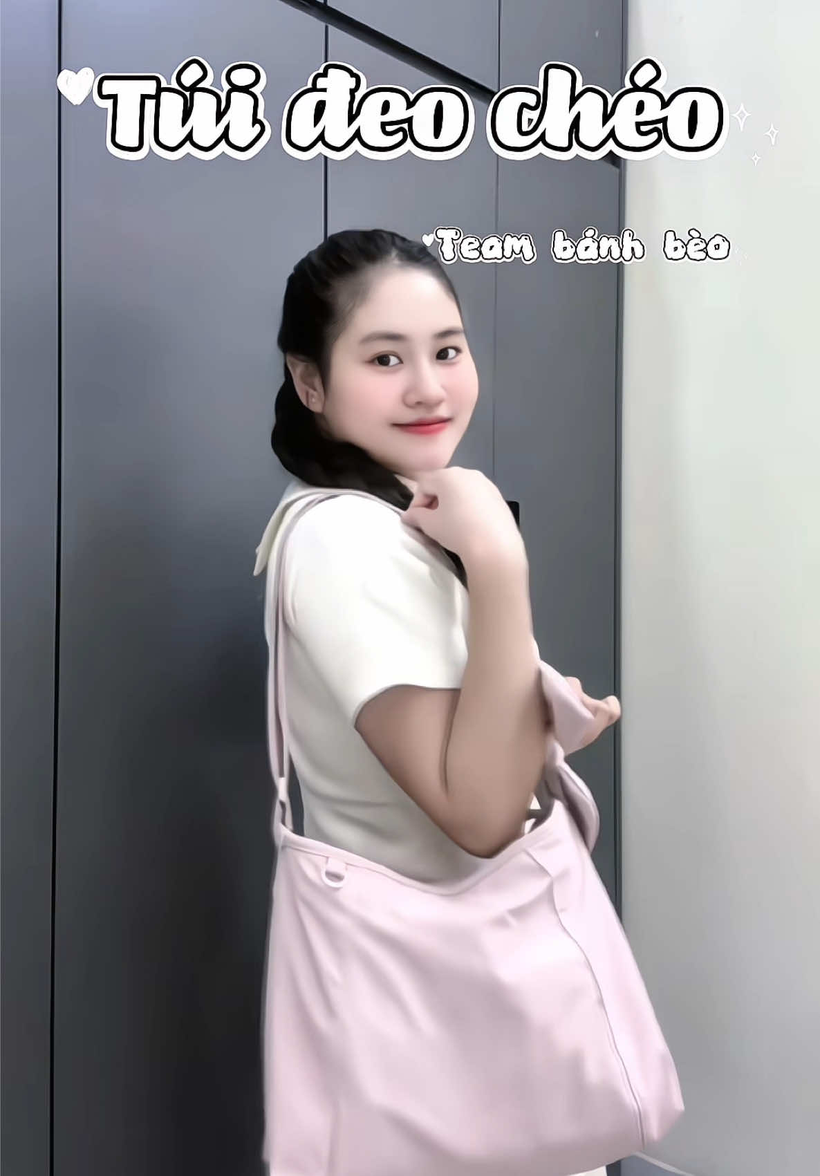 Ai team “bánh bèo” đâu giơ tay ✨✨ Chiếc túi xinh thế này lại còn chống nước, đựng được nhiều đồ thì không thể bỏ qua rồi💫 Săn nhanh có hết màu ưng tiếc lắm  #ReadyForWherever #GoWithBSMT #BSMTChallenge #PackAndGo #embesmoon 