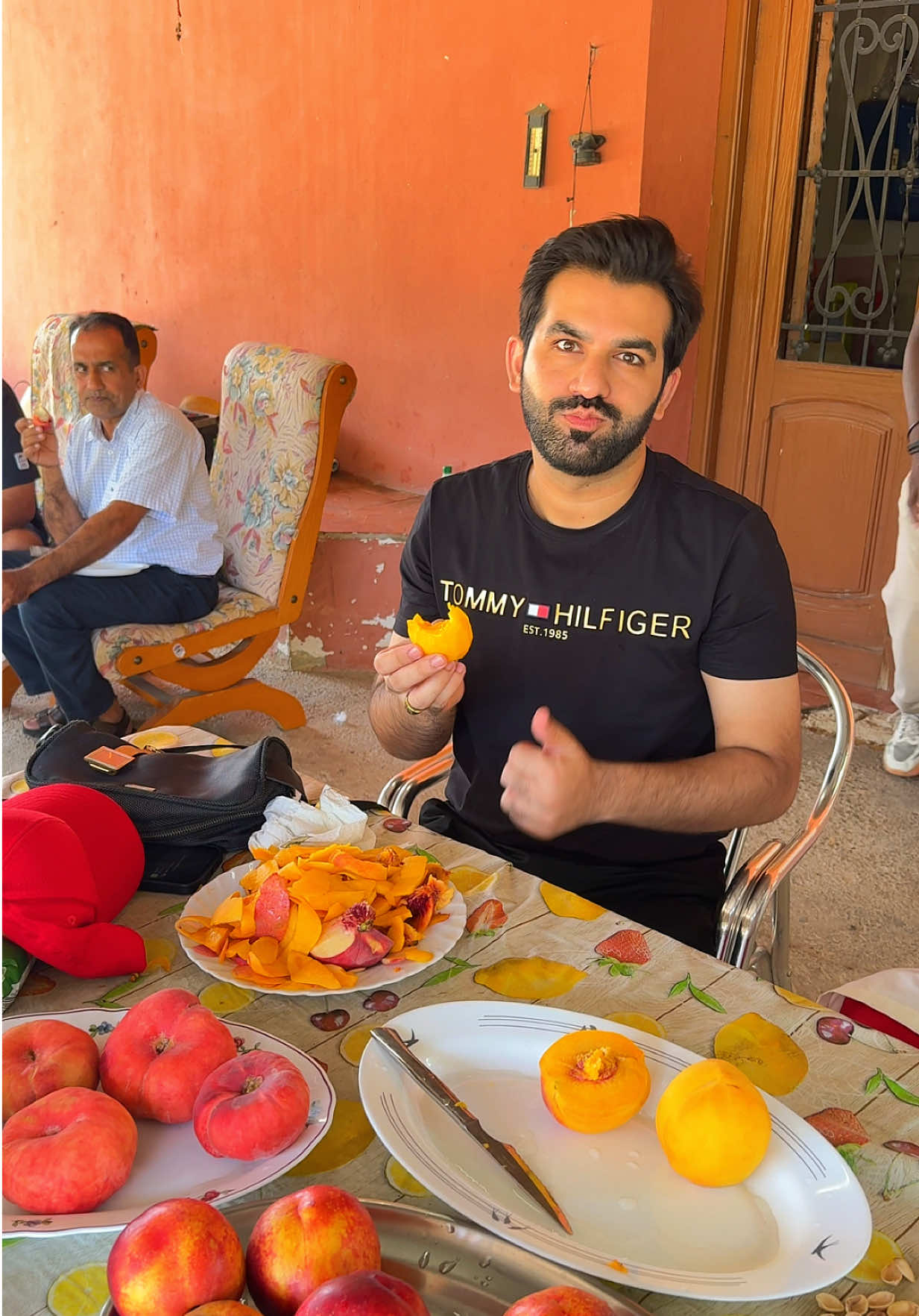 Aj mene Europe main 4 qisam k peaches 🍑 ( Arruu) khay jo full Ras bhary thy or kya hi kamal taste tha wah