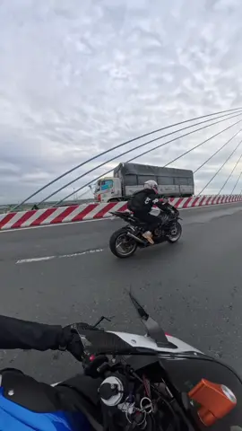 Chạy trốn khỏi những suy nghĩ của chính mình#bmw #s1000rr #bmwmotorrad #motorbike #xuhuong 