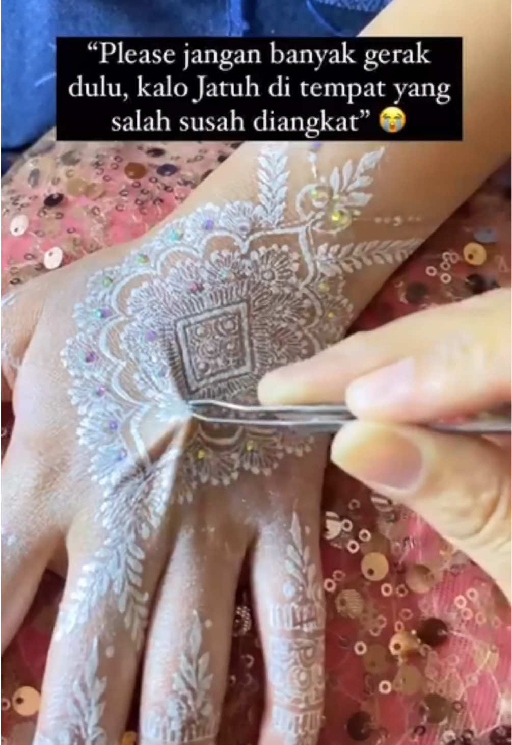 Gimana ⁉️ d ambil ga? Atau Di itung gift aja g nih 🤣 SeJABODETABEK silahkan DM 💌 utk pemesanan✨free ongkir 🚚  ✅ Ready kem glitter & aksesories  ✅ ada kemasan refillnya juga  (free kuas / stik brush ) #agenhennajakarta #hennajabodetabek #henna #whitehenna #aksesorishenna