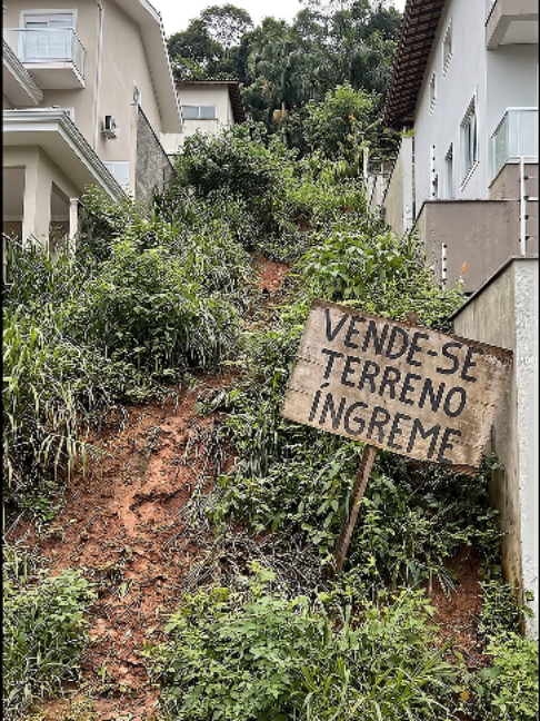 Mesmo com os problemas de deslizamento, comprar esse terreno super barato foi inevitável pra gente... #reforma #casanova #antesedepois #timelapse #reformadecasa #obra