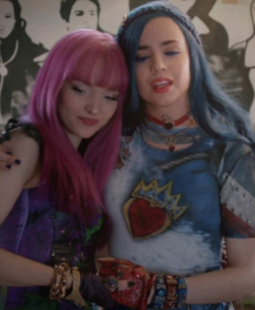 #mevie — feliz aniversário atrasado vivic minha bebê!! eu te amo muito, desculpa por ter errado a data😢 | vsdt: @vic | #mal #evie #descendants #fyp 