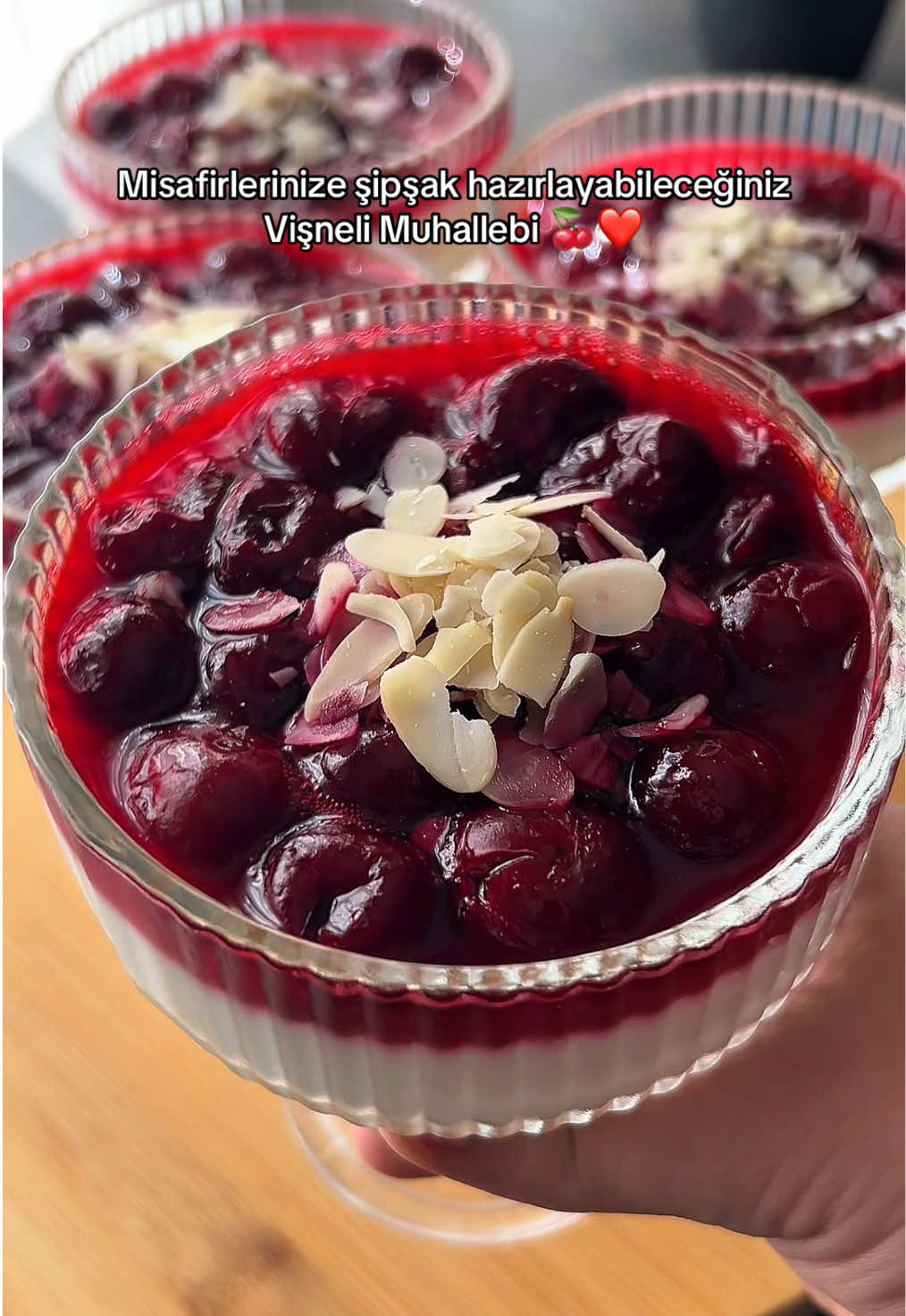 Tarifi kaydedinn takip etmeyi unutmayınn🌸 🍒 Vişneli Muhallebi Malzemeler * 1 litre süt * 3 yemek kaşığı un * 2 yemek kaşığı nişasta * 1 su bardağı şeker * 1 yemek kaşığı tereyağı * 1 paket vanilya Vişneli sos için * 1,5 su bardağı vişne * Yarım çay bardağı su * 1 çay bardağı şeker * 1 yemek kaşığı nişasta Yapılışı 1. Muhallebi malzemelerini (tereyağı ve vanilya hariç) tencereye alın ve kaynayana kadar sürekli karıştırın. 2. Kaynamaya başladıktan sonra 5 dakika daha pişirip ocaktan alın. 3. Tereyağı ve vanilyayı ekleyip pürüzsüz olana kadar karıştırın. Kuplara paylaştırın. 4. Vişneleri ayrı bir tencereye alın. Şeker ve nişastayı ekleyin. 5. Yarım çay bardağı suyu ilave edip kısık ateşte, koyulaşana kadar pişirin. 6. Koyulaşınca ocaktan alın ve muhallebilerin üzerine paylaştırın. 7. Oda sıcaklığına geldikten sonra buzdolabına kaldırın. Tamamen soğuduktan sonra servis edin. 🍒✨ Afiyet olsun! 🤍 #muhallebi #tatlıtarifleri #viraltiktok #tarif #keşfet 