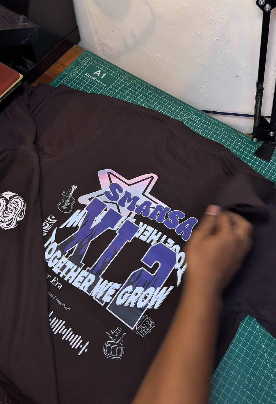 Ide desain kaos kelas warna coklat kopi dengan nama kelas di belakang nya🤙 . #kaoskelas #kaoskelaskeren #kaoskelascustom #kaoskelasaesthetic #kaoskelasmenyala 