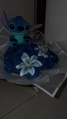 Stitch Rosen mit Lilien 💙#paradiesroses #hamburg #stitch #geschenkideen 
