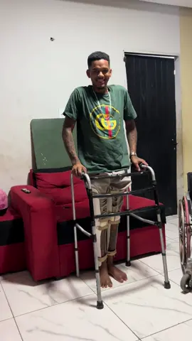 Tirando a horta da perna pra fazer a transferência pra cadeira de roda ☺️🙌#meninosonhador🇧🇷❤ 