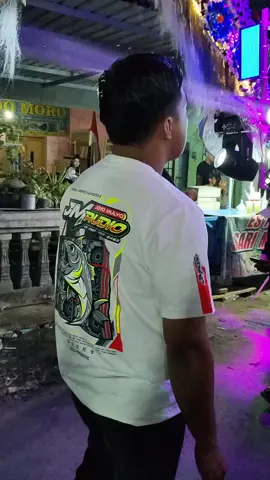 Mas Ferry sedang menikmati settingan nya 😁@Feri Joyo Mulyo Audio @Cemek _ Crew JM joyo mulyo @JM AUDIO ( MANAGEMENT )  #jombangkarnaval #wringinpitumojowarnojombang #jmaudiojombang #fypシ 