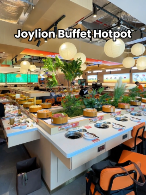 The latest hotpot buffet comes to you on a conveyor belt!  At Joylion Buffet Hotpot, more than 100 items make their way past your table, so part of the fun is seeing what turns up next. You'd get clams, crabs, XL tiger prawns, frog legs, sliced meats, xiao long bao and durian mille crepe in the mix!  Weekday Lunch is $22.90++ and Dinner/Weekends/PH costs $32.90++.  You can enjoy 90 minutes of your own hotpot including sauces, non-alcoholic drinks, desserts and fruits. Soup bases are an additional $1.80 per diner. https://ieatishootipost.sg/Joylion Read our full write-up 👆🏼 And if one visit isn’t enough, there’s a Recharge Program: - Silver: Top up $300 → get $50 bonus credits → $350 dining value - Gold: Top up $600 → get $120 bonus credits → $720 dining value - Diamond: Top up $900 → get $260 bonus credits → $1,160 dining value The credits can only  be used for future meals, with complimentary soup bases on subsequent visits when there are enough credits on the membership card to cover the full bill. Happy Eating! 📍 Joylion Buffet Hotpot 喜狮锅 Lentor Modern, B1-08  1 Lentor Central Singapore 788887 (Directly connected to Lentor MRT) Lunch | 11am – 4pm Dinner | 4pm - 9:30pm This post is made possible by #joylionhotpotbuffet #sgfoodie #sgeats #hotpotbuffet #sgfoodiefyp
