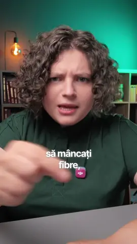 Fibrele nu se limitează doar la ideea unui tranzit intestinal mai bun.  Vorbim despre microbiotă, sațietate, răspuns glicemic, metabolism lipidic și sănătate cardiovasculară. Și totuși, când ne uităm la alimentația modernă, fibrele sunt adesea lipsă pentu că avem muuulte produse rafinate și puține leguminoase, cereale integrale, legume, fructe, nuci și semințe. Nu trebuie să transformăm masa într-un calcul de fibre solubile și insolubile, pentru că nu-i un obicei care poate fi menținut pe o perioadă îndelungată.  Mai util ar fi să ne uităm la diversitatea surselor și la aportul total. Iar dacă vreți să creșteți cantitatea de fibre, trebuie introduse progresiv și nu uitați de lichide (altfel, putem face mai mult rău).  Tu din ce alimente îți iei cel mai des fibrele? #suplimente #fibre #doctor #suplimentealimentare #metabolic 