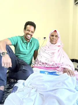 Maama Canbaro Nuux Laanta Bari🙏 Maamo Canbaro ayaan maanta kusoo booqday hoyga ay jigjiga ka dagantahay aniyo asxaab kale. Maamada waxay kamid tahay muunada gayiga Somaliyeed waxayna caan ku ahayd silsiladii hure walanwal iyo canbaro. Maama Canbaro xili bay gayiga Somaliyeed kaligeed caan ka ahayd oo ahayd gabadhii ugu qurux badnayd qarnigii tagay waxayn ahayd tiir adag oon lagaga daba hadal gabay iyo murti ciyaar dhaqameedkeena. Maamadu cimri ahaan way waynaatay laakiin cafimaadkeed iyo quruxdeeda waxaad is dhihi yaa agfadhiya uun daawada uun Mansha Allah. Maamada silsiladeedii waxay ahayd ooy tidhi👇 “Inanyohow gun baad tahayna gole lagama odhan karo Hadal gobi ku haasawdo oo lagartana namaad odhan Buuraha goshoodiyo guban baad ku hano qaadaye Riyahaa u gumara ah gurigaad u hoyataan ee nin ragoo lagowracay baan gashigiisu kuu imane geelu xoolo kuma jiro, ana gaanka ahay nimaan gaydho soo tubin gaafkiisa lagu qalin gool naaxay iyo awr hablahayaga ma guursado. Marko hore hure ayaa daandaansiga bilaabay hadalka iyo gabayga oo dhahay riyo ayaan kugu guursan oo waa kii lahaa;  Lixdan ay ku gabax tidhi oo ina gaardis wada dhalay oo gardaro qaran u weyn tahay, iyana gawsaheedii jilibka wali gamuuraan riyahaga kasoo guro oon gurigiina soo tubo adiyo geelxidheenada miyaydaan gaado ka ciyaar iyo gucle igu imanayn🤣 Maama caafimaadka alle hakuu siyaadiyo adiyo hureba.