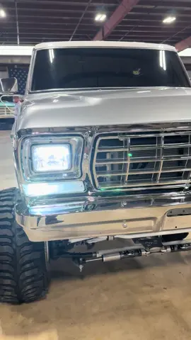 Boggers for the 🏆 🥵🥵 #oldfordcrewcabs #dentside #shiftedindustries #pmfsuspension #powerstroke 